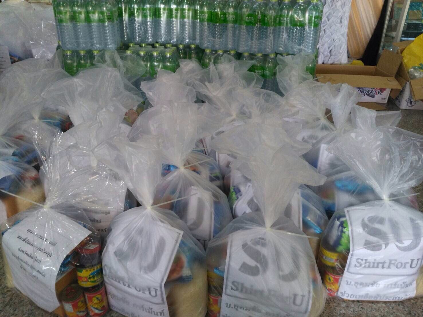 ร่วมบริจาคสิ่งของให้ผู้ประสบภัยน้ำท่วมภาคใต้